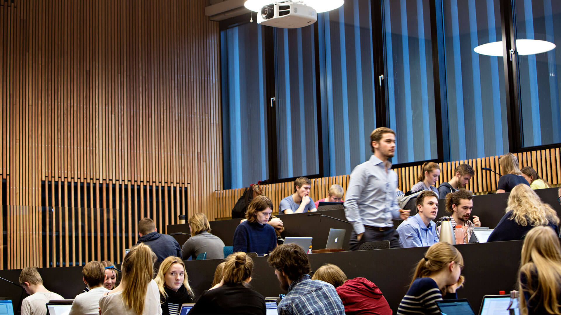 Auditorium med studerende i bygning 303