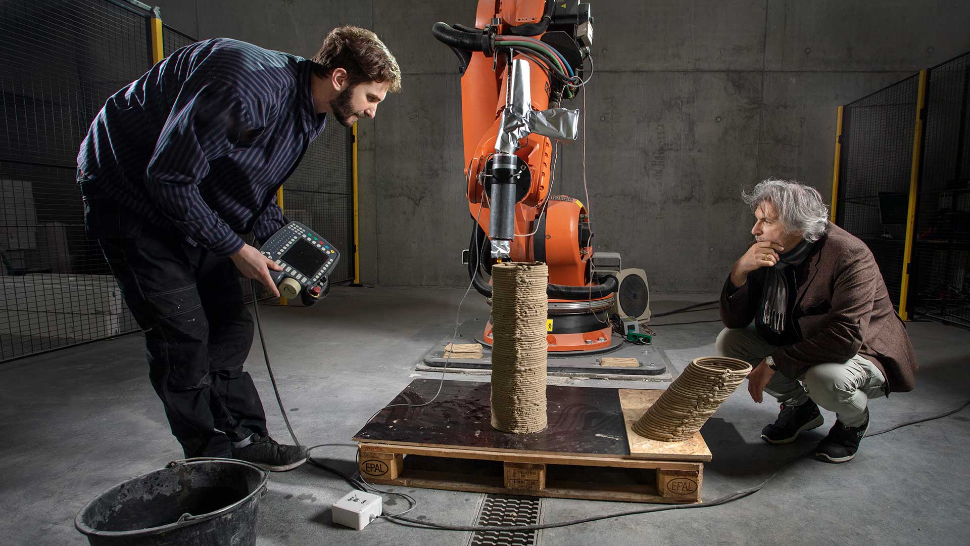 Holger Koss og Julian Christ fra DTU Byg er ved at patentere en ny opskrift på beton, hvor de helt udelader cement, som er betonens store CO2-belastende ingrediens. Foto: Mikal Schlosser