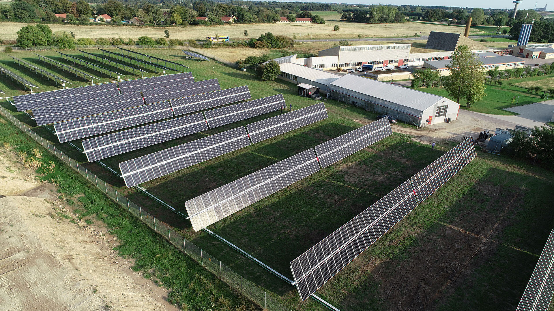 Solceller på en mark ved DTU Risø Campus.